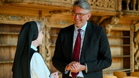 Bild zum Artikel: "Staatsminister geht auf Kulturbautenreise"