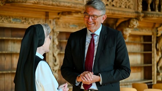 Staatsminister Weimer im Gespr&auml;ch mit der &Auml;btissin des Klosters Waldsassen