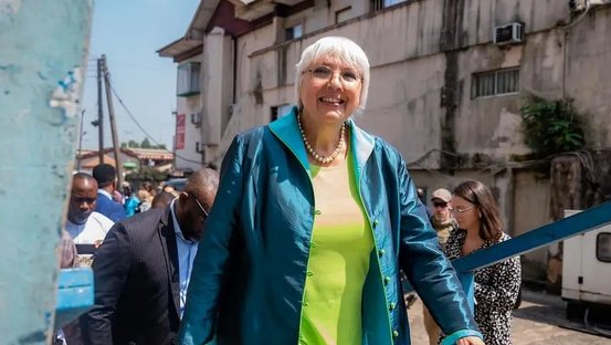 Staatsministerin geht auf der Straße in Benin-City