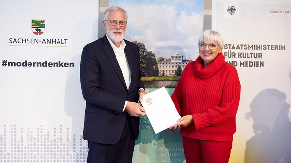 Kulturstaatsministerin Roth und Sachsen-Anhalts Kulturminister Robra halten die unterzeichnete Verwaltungsvereinbarung &uuml;ber die gemeinsame Finanzierung des Masterplans Bau- und Gartendenkmalpflege der Kulturstiftung Dessau-W&ouml;rlitz in die Kameras.