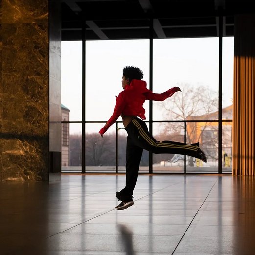 Tanzperformance in der ikonischen oberen Halle der Neuen Nationalgalerie.