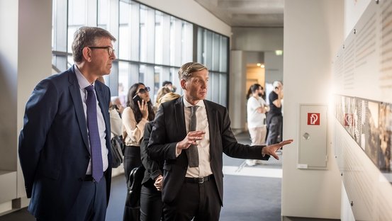 Wolfram Weimer und Uwe Neumärker beim Rundgang durch den Ort der Information.