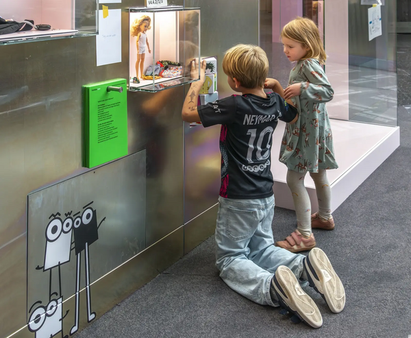 Kinder folgen der Familienspur in der neuen Dauerausstellung im Haus der Geschichte in Bonn