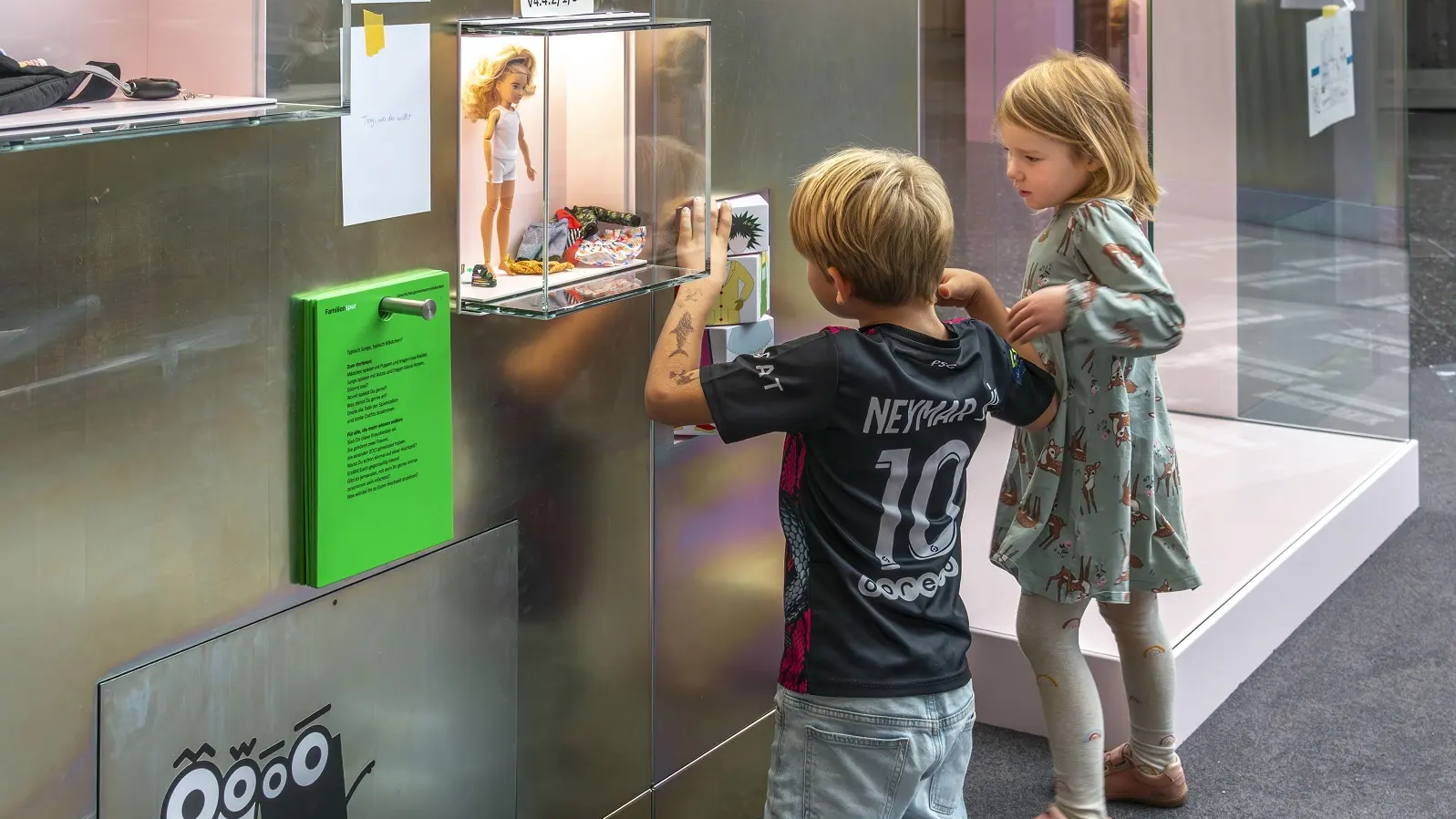 Kinder folgen der Familienspur in der neuen Dauerausstellung im Haus der Geschichte in Bonn