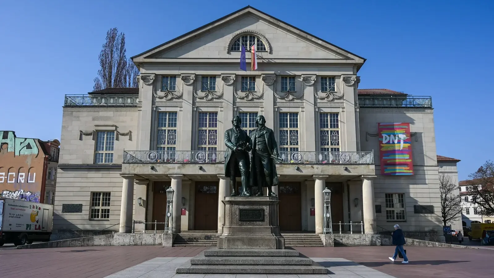Das Deutsche Nationaltheater Weimar mit dem mit dem Goethe-Schiller-Denkmal 