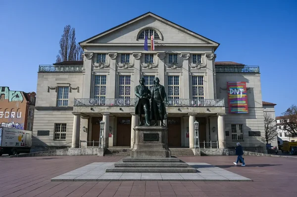 Das Deutsche Nationaltheater Weimar mit dem mit dem Goethe-Schiller-Denkmal 