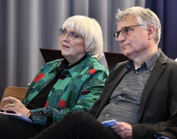 Kulturstaatsministerin Roth mit dem baden-württembergischen Staatssekretär Arne Braunwährend der Tagung „Archivasyl" im Deutschen Literaturarchiv Marbach.