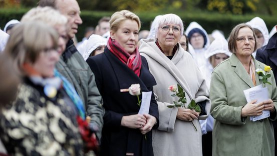 Kulturstaatsministerin Roth mit Berlins Bürgermeisterin Giffey