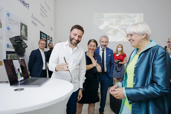 Kulturstaatsministerin Claudia Roth und Hermann Parzinger begutachten die Anwendung eines der 27 Teilprojekte von museum4punkt0
