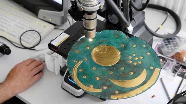Untersuchung einer Nachbildung der Himmelsscheibe von Nebra mit einem Mikroskop in der Werkstatt vom Landesamt für Denkmalpflege und Archäologie Sachsen-Anhalt.