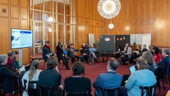 Green Culture-Workshopteilnehmerinnen und -teilnehmer bei der Arbeit in der Oper Leipzig