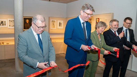 Wolfram Weimer und weitere Vertreter aus Politik und Museum durchtrennen zur Er&ouml;ffnung das Rote Band