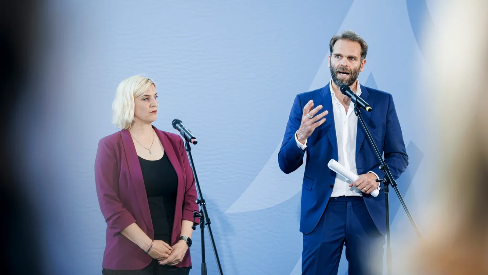 Verena B&ouml;&szlig;mann, Vorstandsmitglied im Verband unabh&auml;ngiger Musikunternehmer*innen e. V. und Florian Dr&uuml;cke, Vorstandsvorsitzender und CEO des Bundesverbandes Musikindustrie bei der Pressekonferenz im Kanzleramt