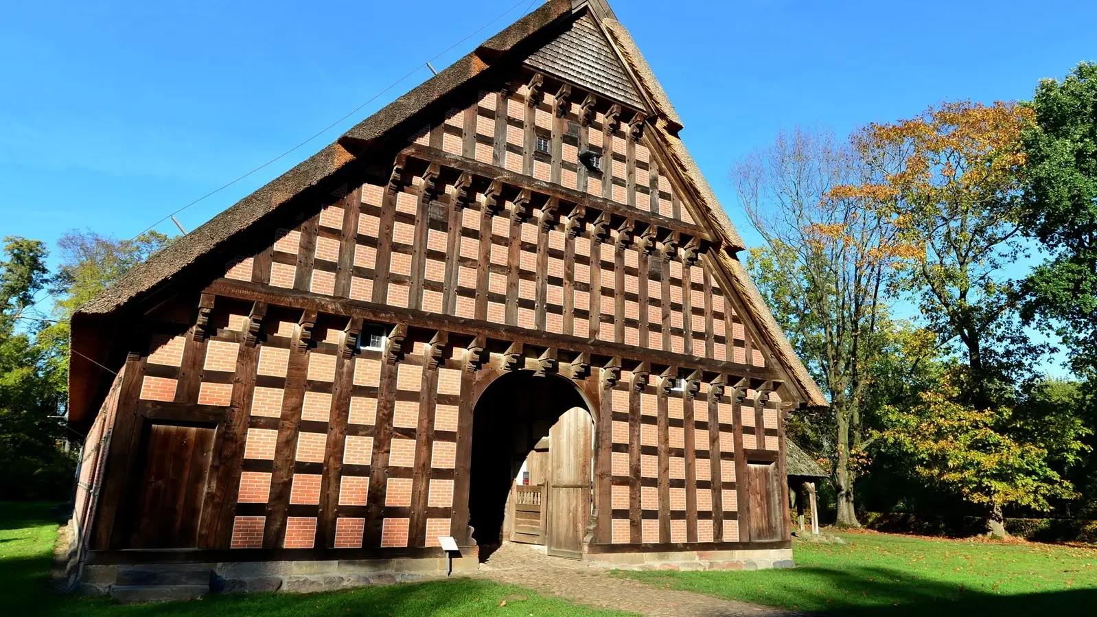 Au&szlig;enfassade des Haupthauses der historischen Hofanlage Quatmann im Museumsdorf Cloppenburg