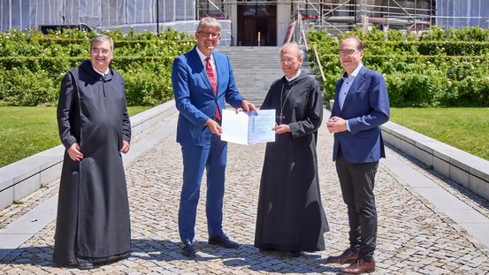 Staatsminister Weimer und Alexander Dobrindt &uuml;bereichen den F&ouml;rderbescheid an Abt Barnabas B&ouml;gle 