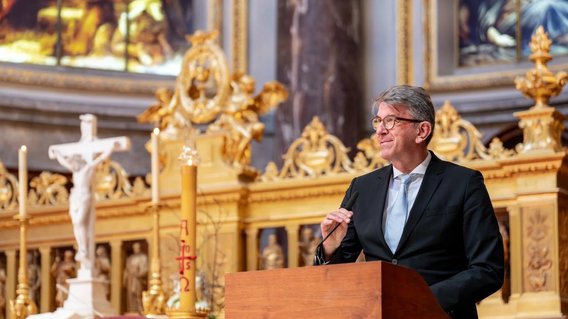 Staatsminister Weimer spricht ein Gru&szlig;wort beim Festgottesdienst im Berliner Dom.