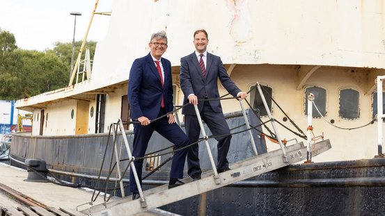 Staatsminister Weimer betritt das historische Schiff "Kapit&auml;n Meyer"