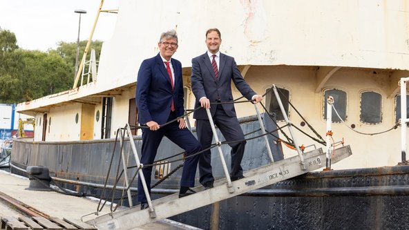 Staatsminister Weimer betritt das historische Schiff "Kapit&auml;n Meyer"