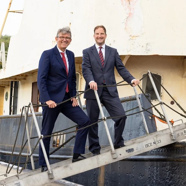 Staatsminister Weimer betritt das historische Schiff "Kapit&auml;n Meyer"