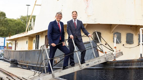 Staatsminister Weimer betritt das historische Schiff "Kapit&auml;n Meyer"