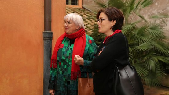 Kulturstaatsministerin Roth mit Evelina Martelli beim Besuch von Sant'Egidio