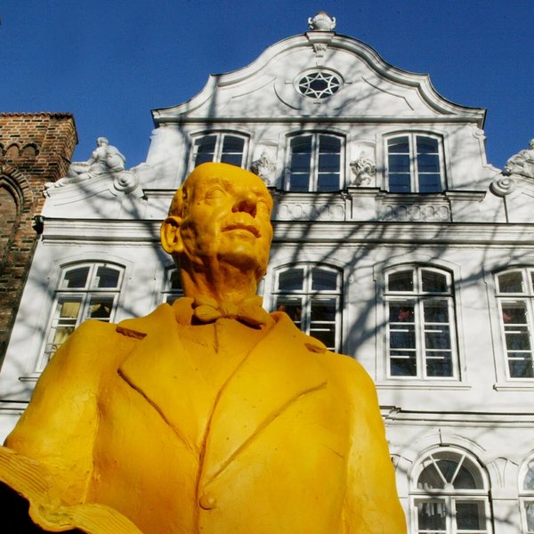 Statue von Thomas Mann vor dem Buddenbrookhaus in Lübeck. Sie wurde von Rainer Zoellner, Theaterplastiker des Deutschen Nationaltheaters Weimar, aus Draht und Modelierschaum geschaffen.