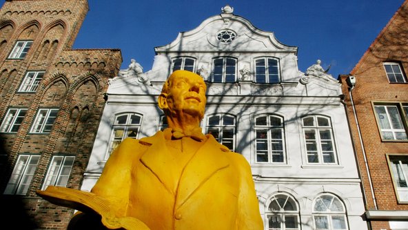 Statue von Thomas Mann vor dem Buddenbrookhaus in Lübeck. Sie wurde von Rainer Zoellner, Theaterplastiker des Deutschen Nationaltheaters Weimar, aus Draht und Modelierschaum geschaffen.