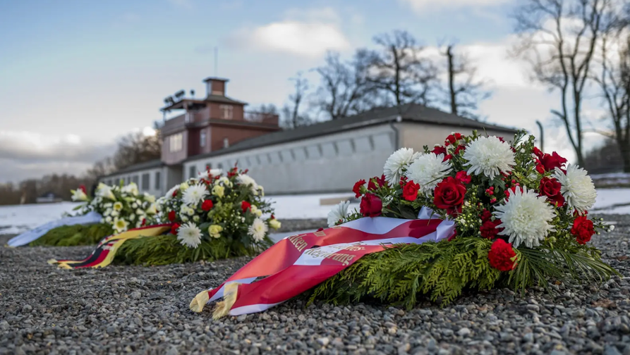 Kränze in Erinnerung an die Opfer des KZ Buchenwald