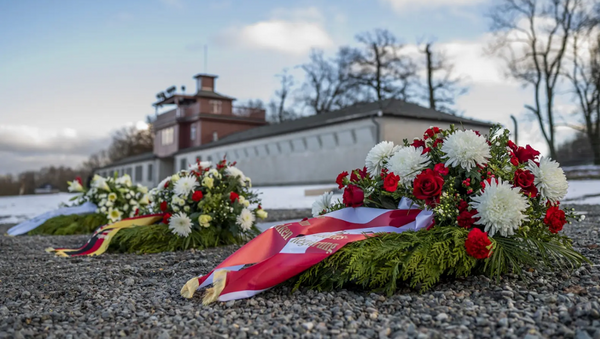 Kränze in Erinnerung an die Opfer des KZ Buchenwald