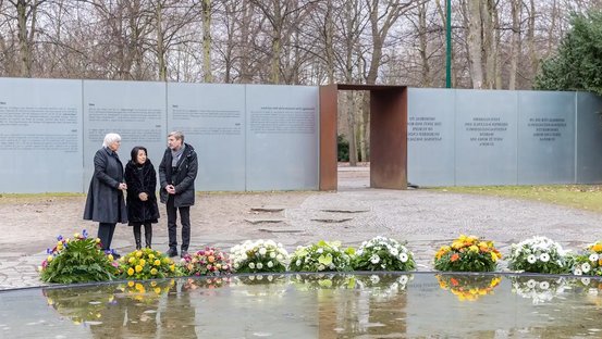 Kulturstaatsministerin Roth, Petra Rosenberg und Uwe Neumärker gedenken am Denkmal für die im Nationalsozialismus ermordeten Sinti und Roma Europas der Opfer.