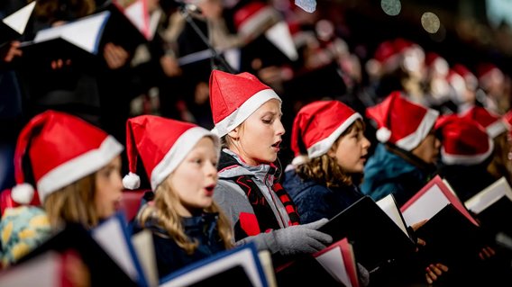 M&auml;dchen mit Nikolausm&uuml;tze singen in einem Chor