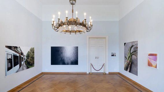 Blick in die Ausstellung "Freiraum Kunst" mit Bildern von Wolfgang Tillmans