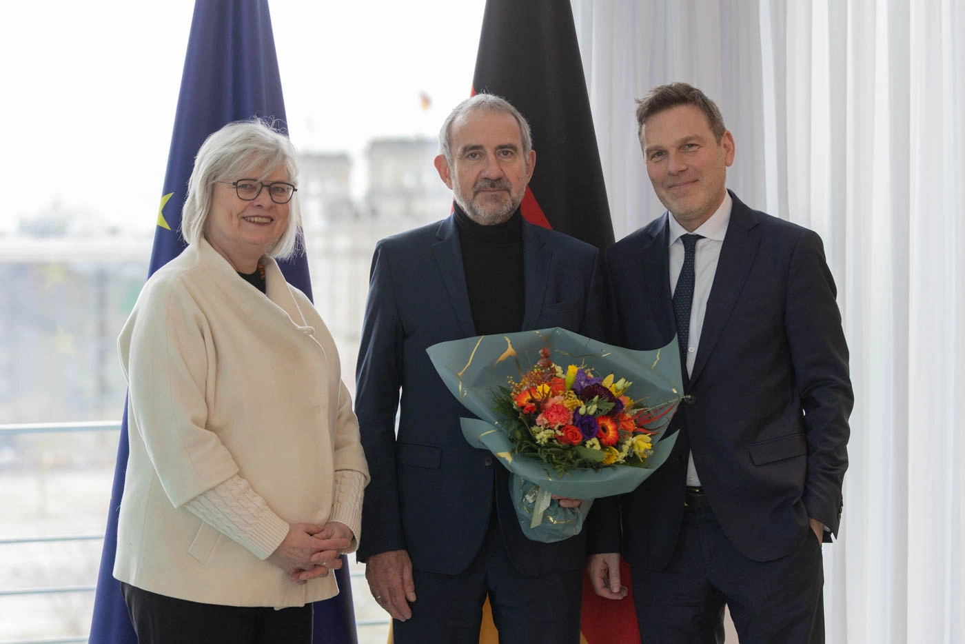 Hermann Parzinger mit Blumenstrau&szlig; nach der Ernennung