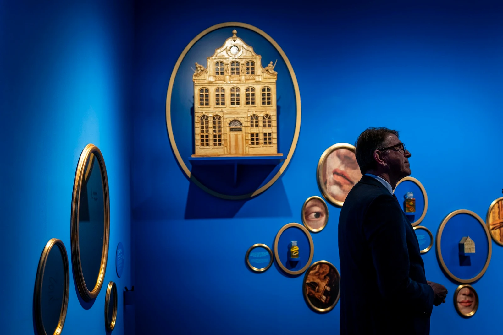 Staatsminister Weimer geht durch die Ausstellung.