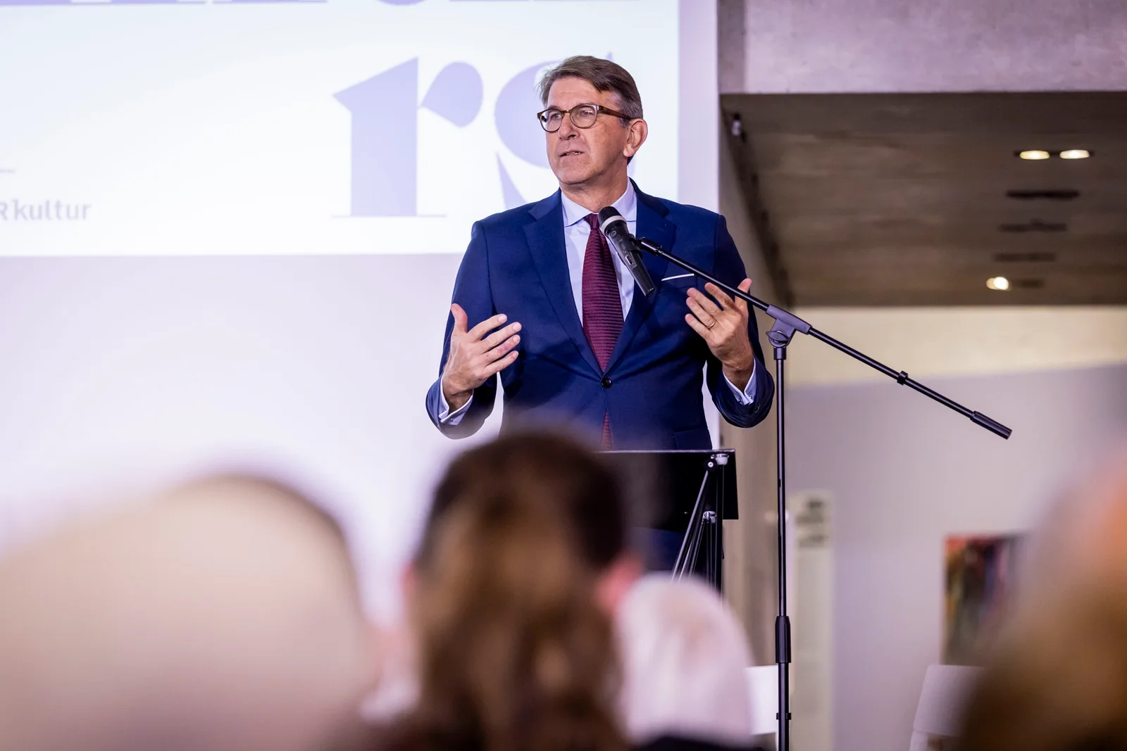 Staatsminister Weimer h&auml;lt eine Rede bei der Vernissage. 