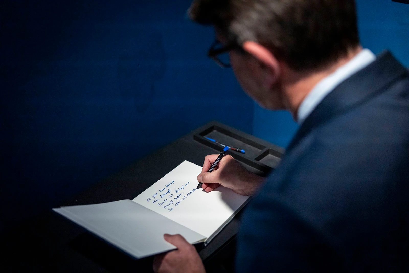 Staatsminister Weimer tr&auml;gt sich in das G&auml;stebuch ein.