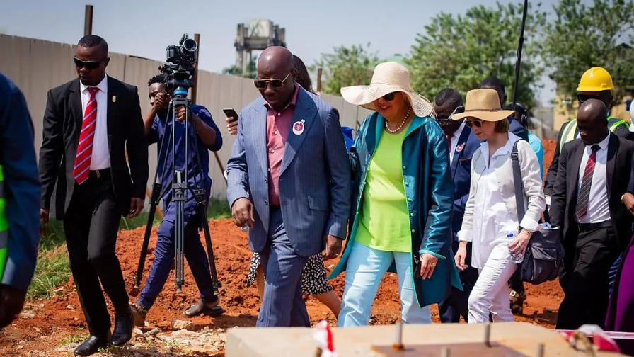 Kulturstaatsministerin Roth mit Delegation auf Baustelle