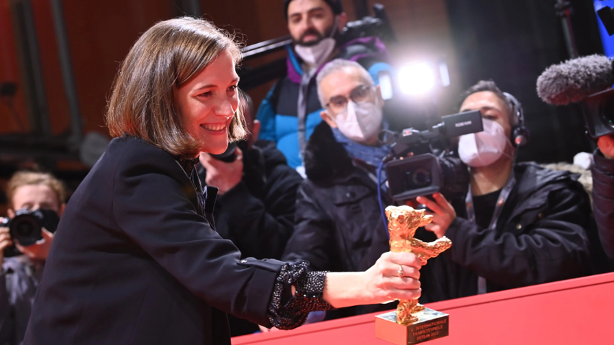 Carla Simon mit dem Goldenen B&auml;ren