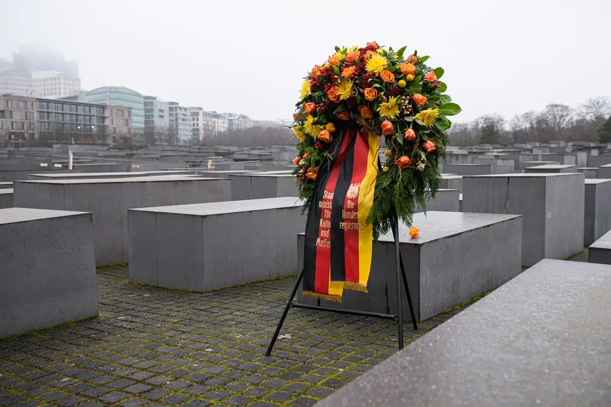 Kulturstaatsministerin Roth gedenkt am Denkmal f&uuml;r die im Nationalsozialismus ermordeten Juden Europas der Opfer.