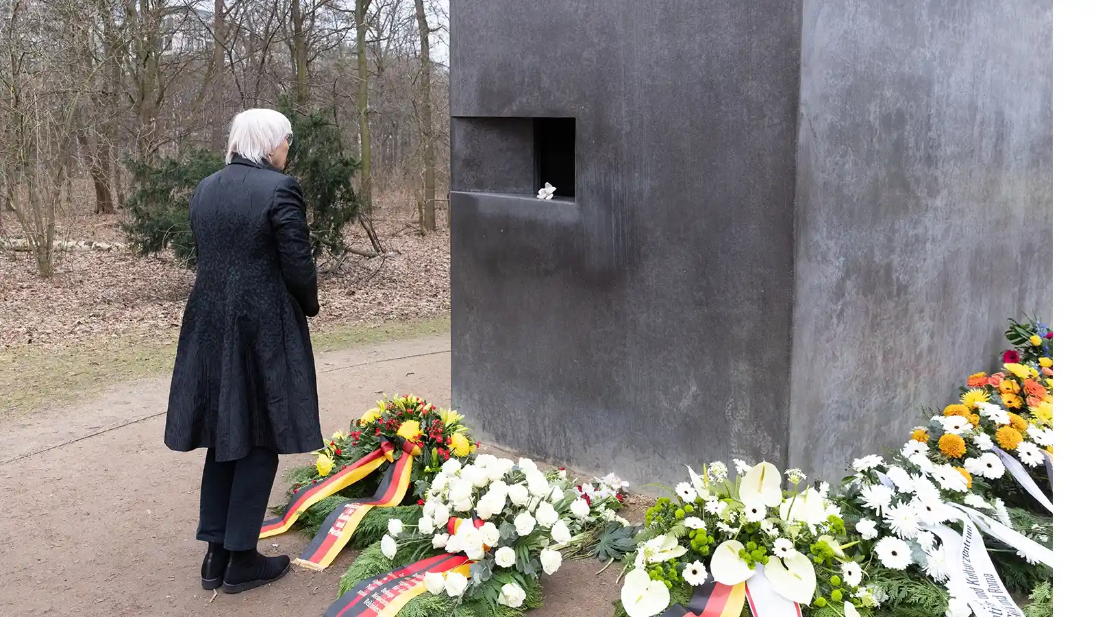 Kulturstaatsministerin Roth gedenkt am Denkmal f&uuml;r die im Nationalsozialismus verfolgten Homosexuellen der Opfer.
