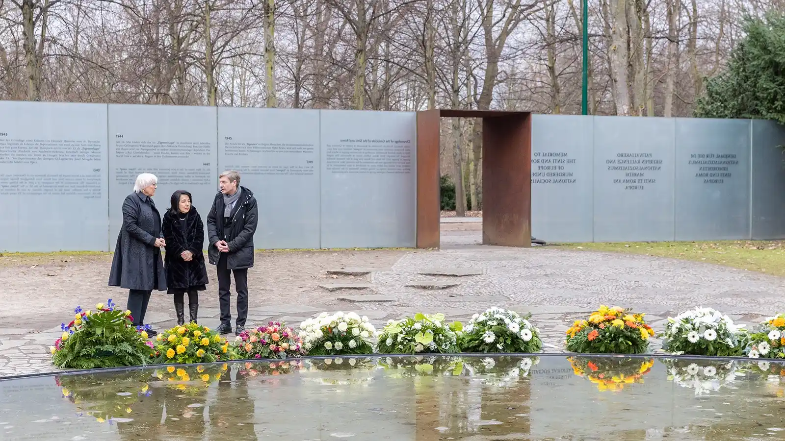 Kulturstaatsministerin Roth, Petra Rosenberg und Uwe Neum&auml;rker gedenken am Denkmal f&uuml;r die im Nationalsozialismus ermordeten Sinti und Roma Europas der Opfer.