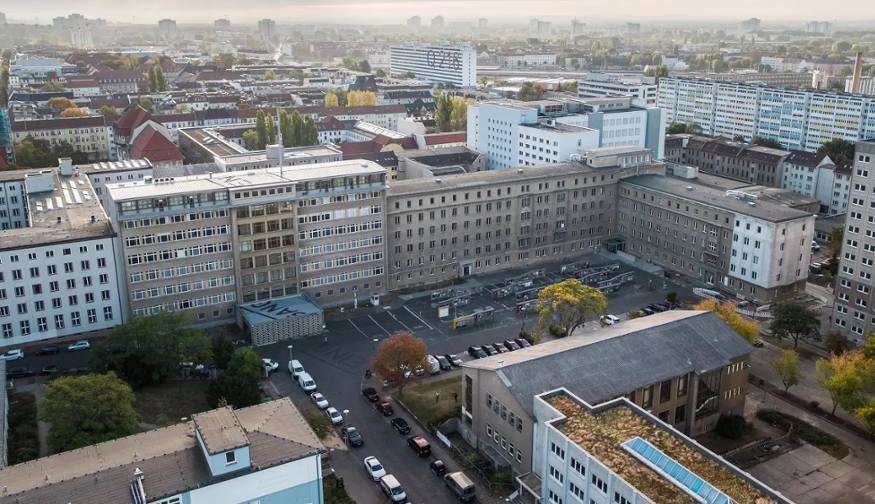 Blick von oben auf das Gel&auml;nde des Stasi-Unterlagen-Archivs in Lichtenberg