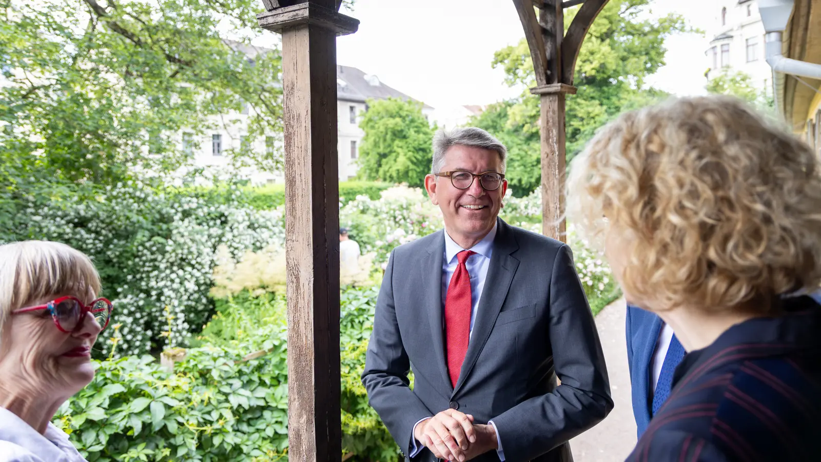 Staatsminister Weimer im Gespr&auml;ch, im Hintergrund der Garten von Goethes Wohnhaus