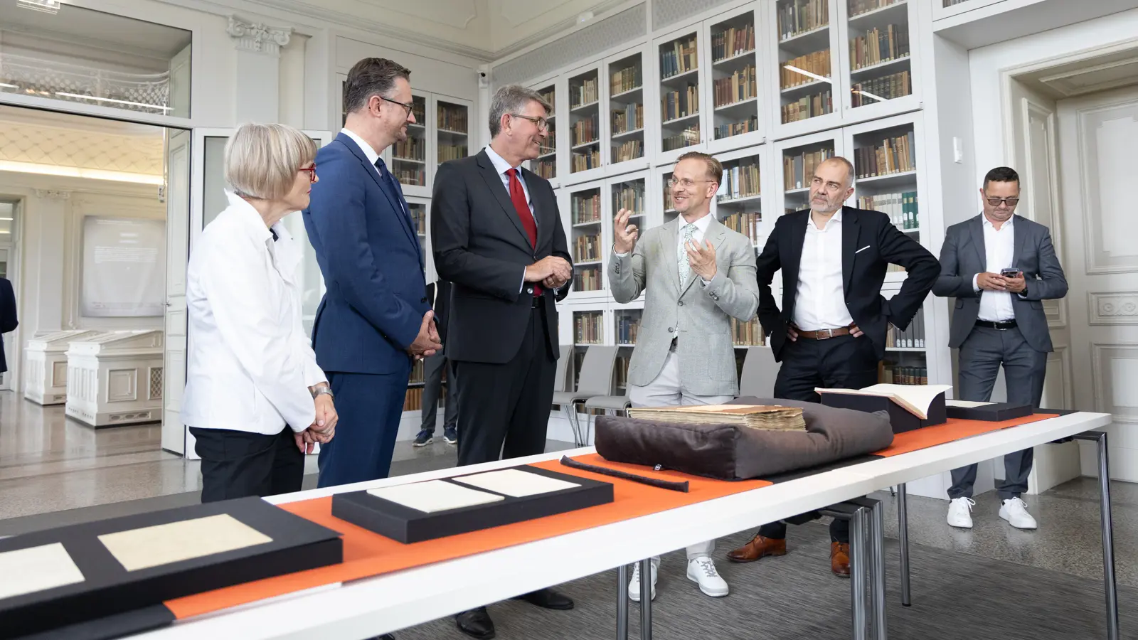 Staatsminister Weimer vor Schauk&auml;sten im Goethe-und-Schiller-Archiv 
