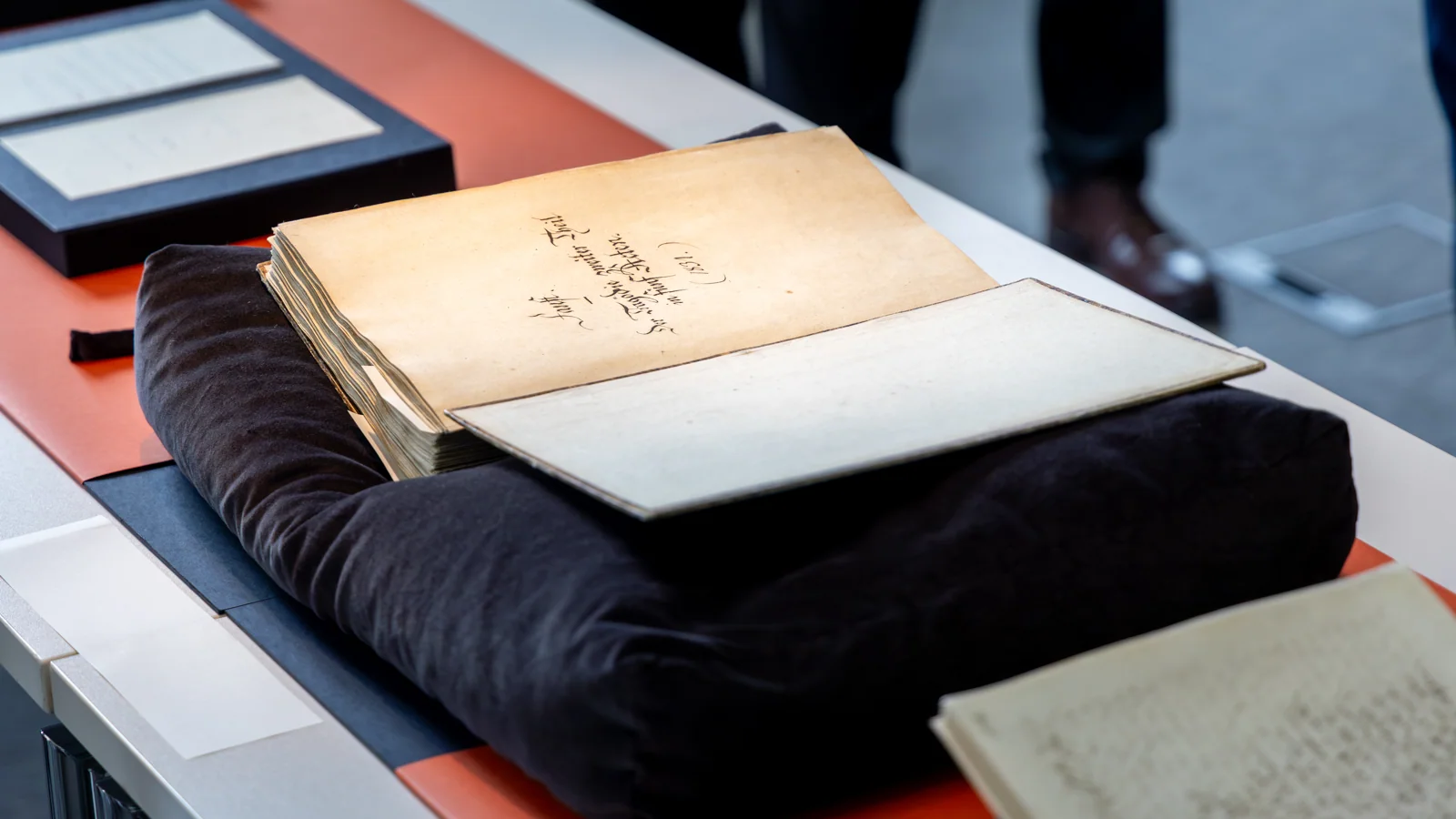 Nahaufnahme eines Originalmanuskripts im Goethe-und-Schiller-Archiv