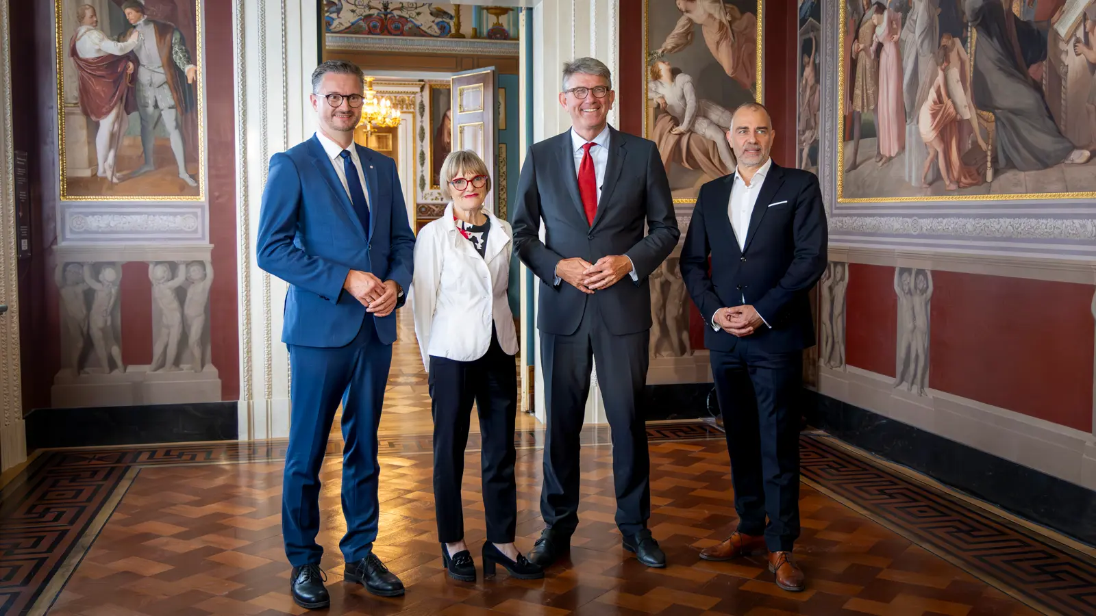 Gel&ouml;stes Gruppenbild nach der Unterzeichnung im Schloss