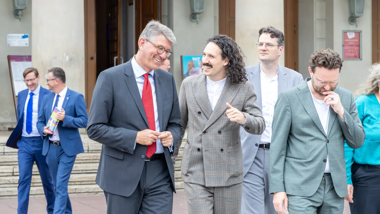 Staatsminister Weimer laufend im Gespr&auml;ch - im Hintergrund das Deutsche Nationaltheater Weimer